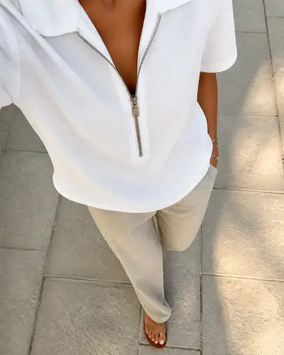 Oberteil mit heller Jeans und Sneakern