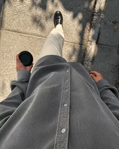 Hemd offen über einem weißen T-Shirt