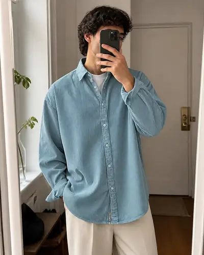 Hemd locker geschlossen zur hellen Chino