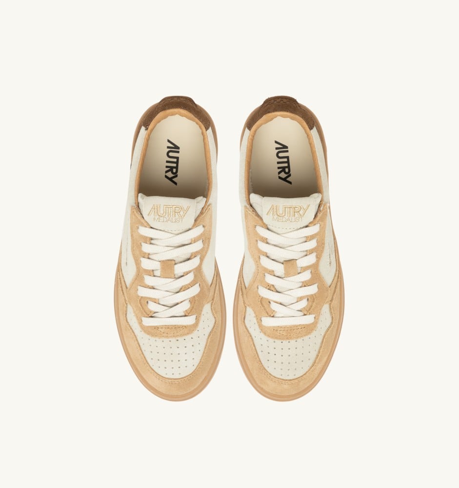 MEDALIST LOW TRICOLOR IN SUEDE COLOR TUNDRA EGG AND PEANUT