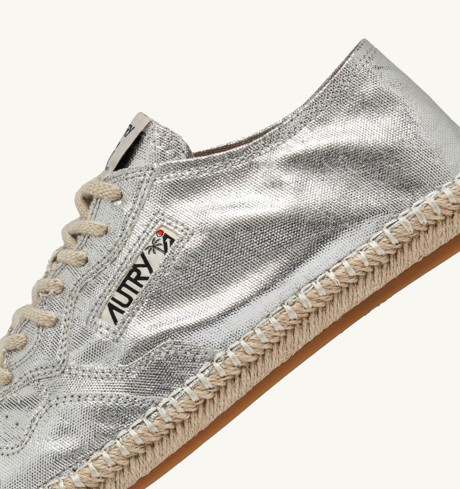 SANDY IN SILVER CANVAS