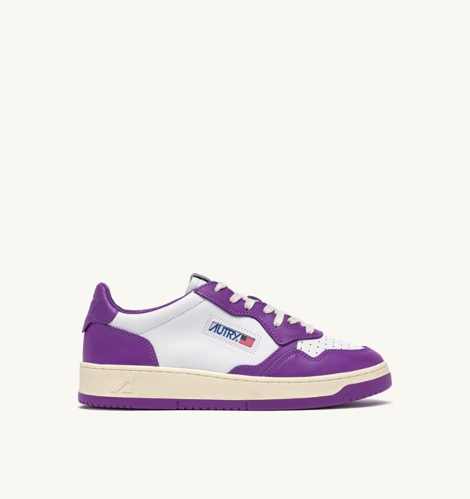 MEDALIST LOW BICOLOR IN WHITE AND DEWBERRY LEATHER