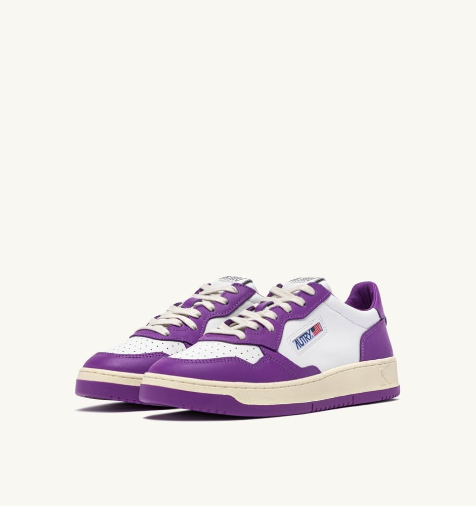 MEDALIST LOW BICOLOR IN WHITE AND DEWBERRY LEATHER