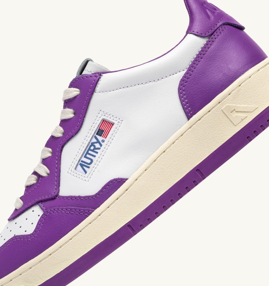 MEDALIST LOW BICOLOR IN WHITE AND DEWBERRY LEATHER