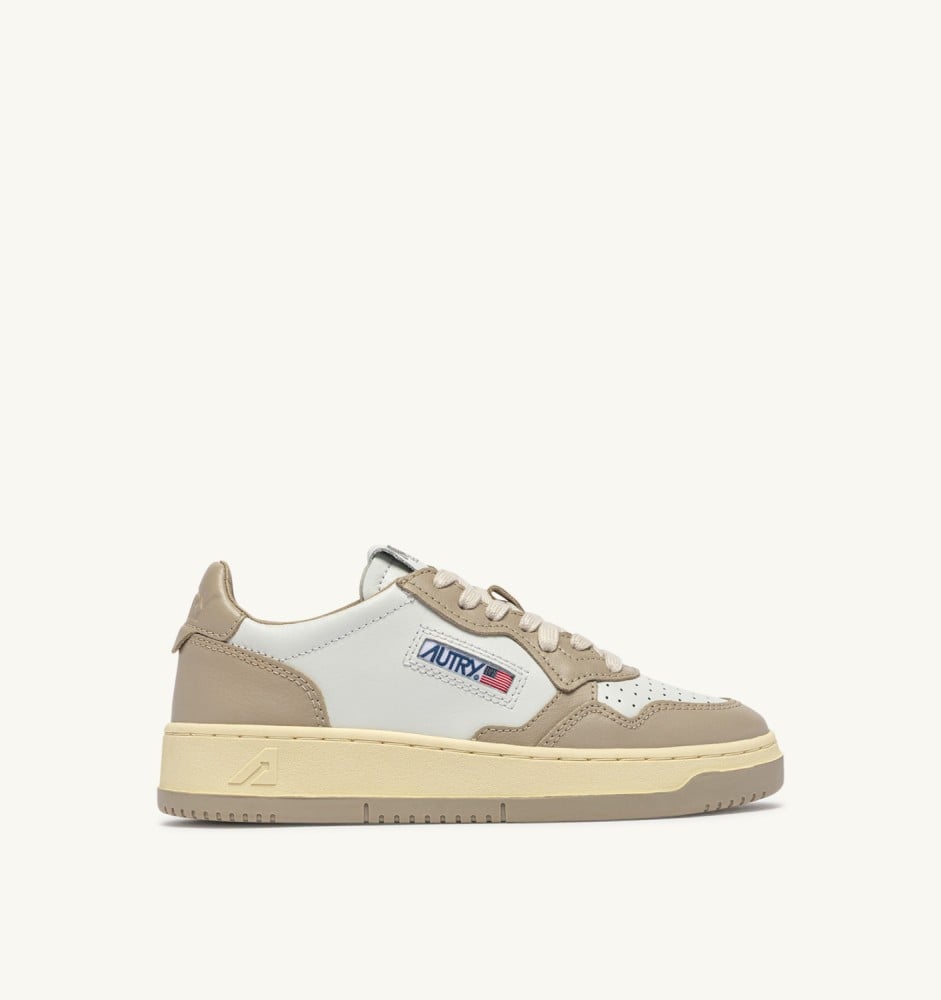 MEDALIST LOW BICOLOR IN WHITE AND FEATHER GRAY LEATHER