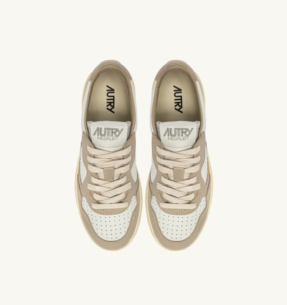 MEDALIST LOW BICOLOR IN WHITE AND FEATHER GRAY LEATHER
