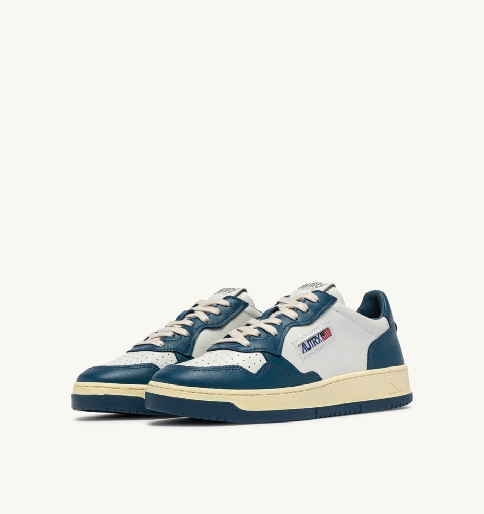 MEDALIST LOW BICOLOR IN WHITE AND MALLARD BLUE LEATHER