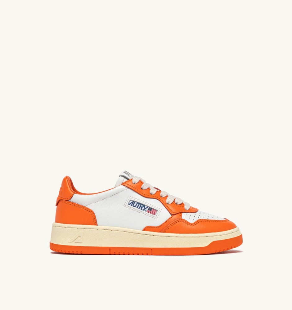 MEDALIST LOW BICOLOR IN WHITE AND PARSIMMON ORANGE LEATHER
