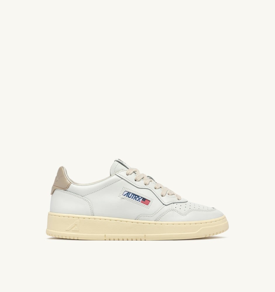 MEDALIST LOW IN WHITE AND FEATHER GRAY LEATHER