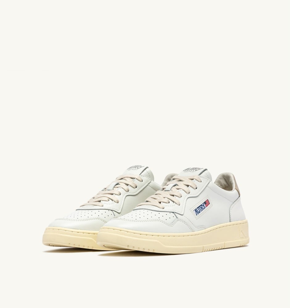 MEDALIST LOW IN WHITE AND FEATHER GRAY LEATHER