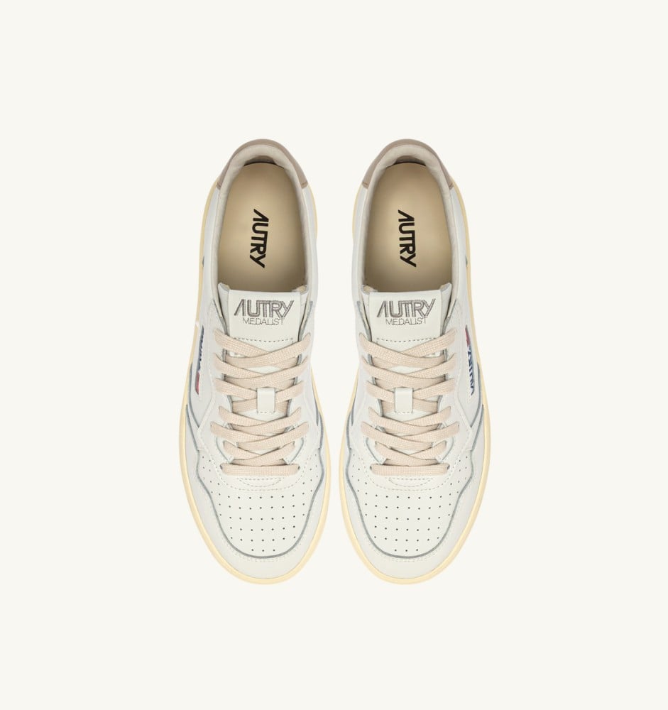 MEDALIST LOW IN WHITE AND FEATHER GRAY LEATHER