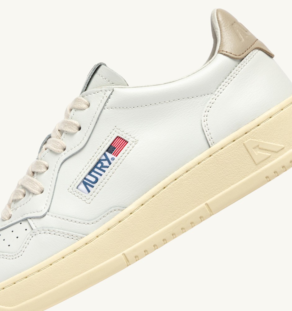 MEDALIST LOW IN WHITE AND FEATHER GRAY LEATHER