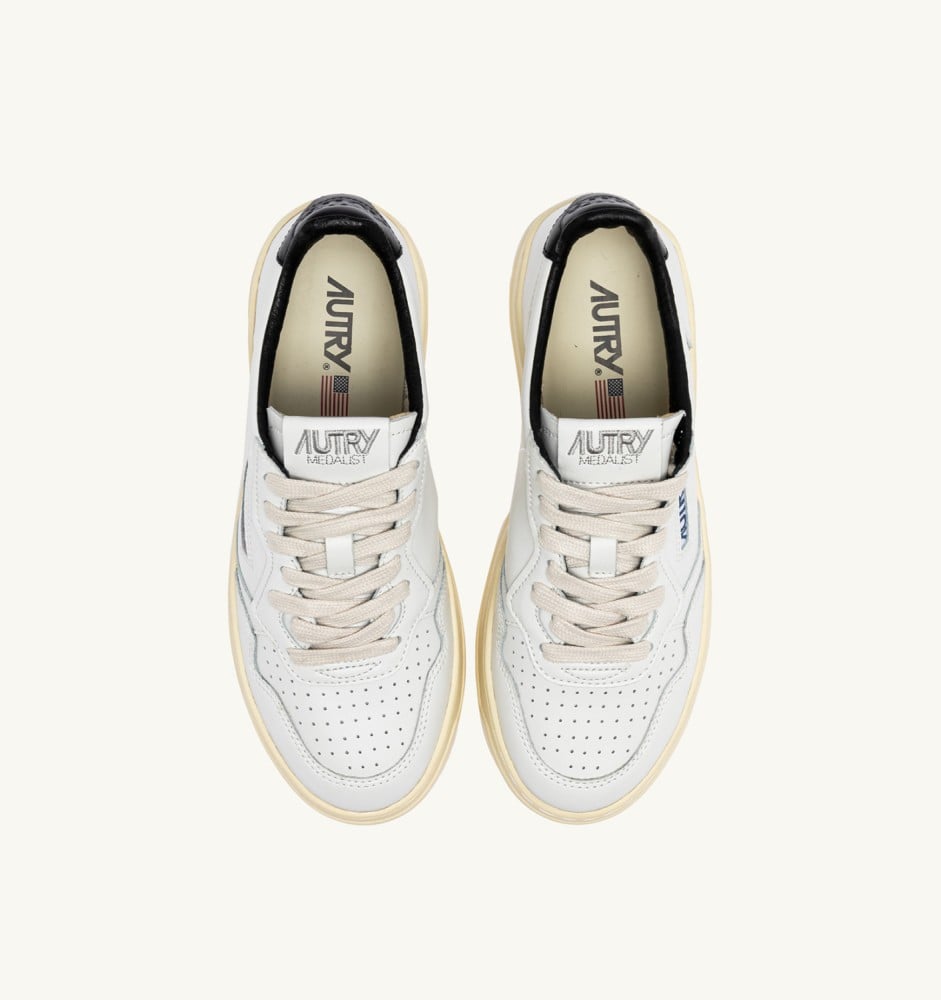 MEDALIST LOW IN WHITE AND BLACK LEATHER WITH LETTERING