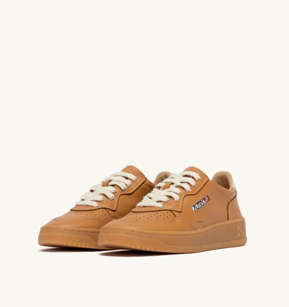 MEDALIST LOW IN COGNAC AND MARSHMALLOW LEATHER