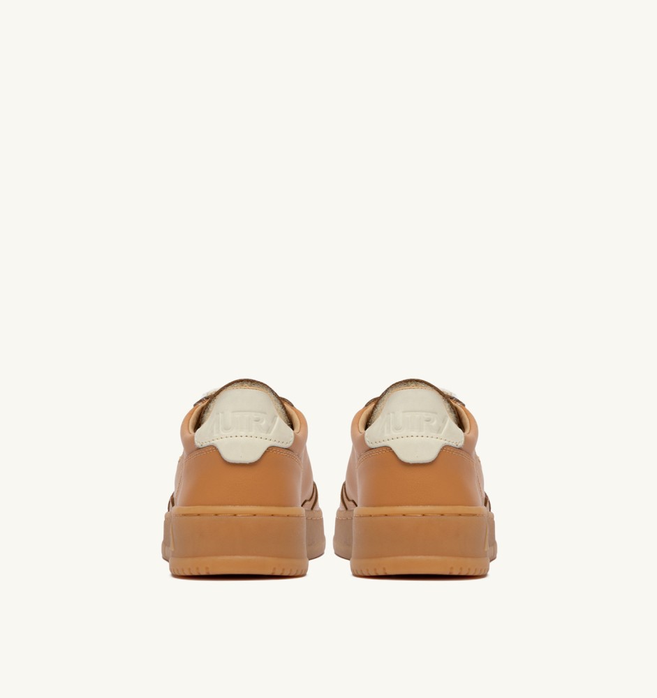 MEDALIST LOW IN COGNAC AND MARSHMALLOW LEATHER