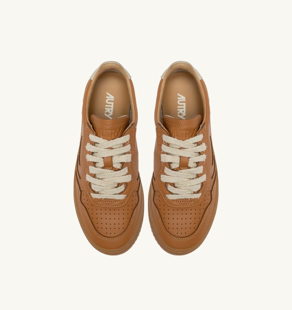 MEDALIST LOW IN COGNAC AND MARSHMALLOW LEATHER