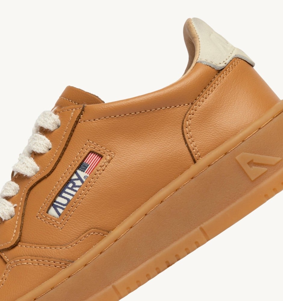 MEDALIST LOW IN COGNAC AND MARSHMALLOW LEATHER