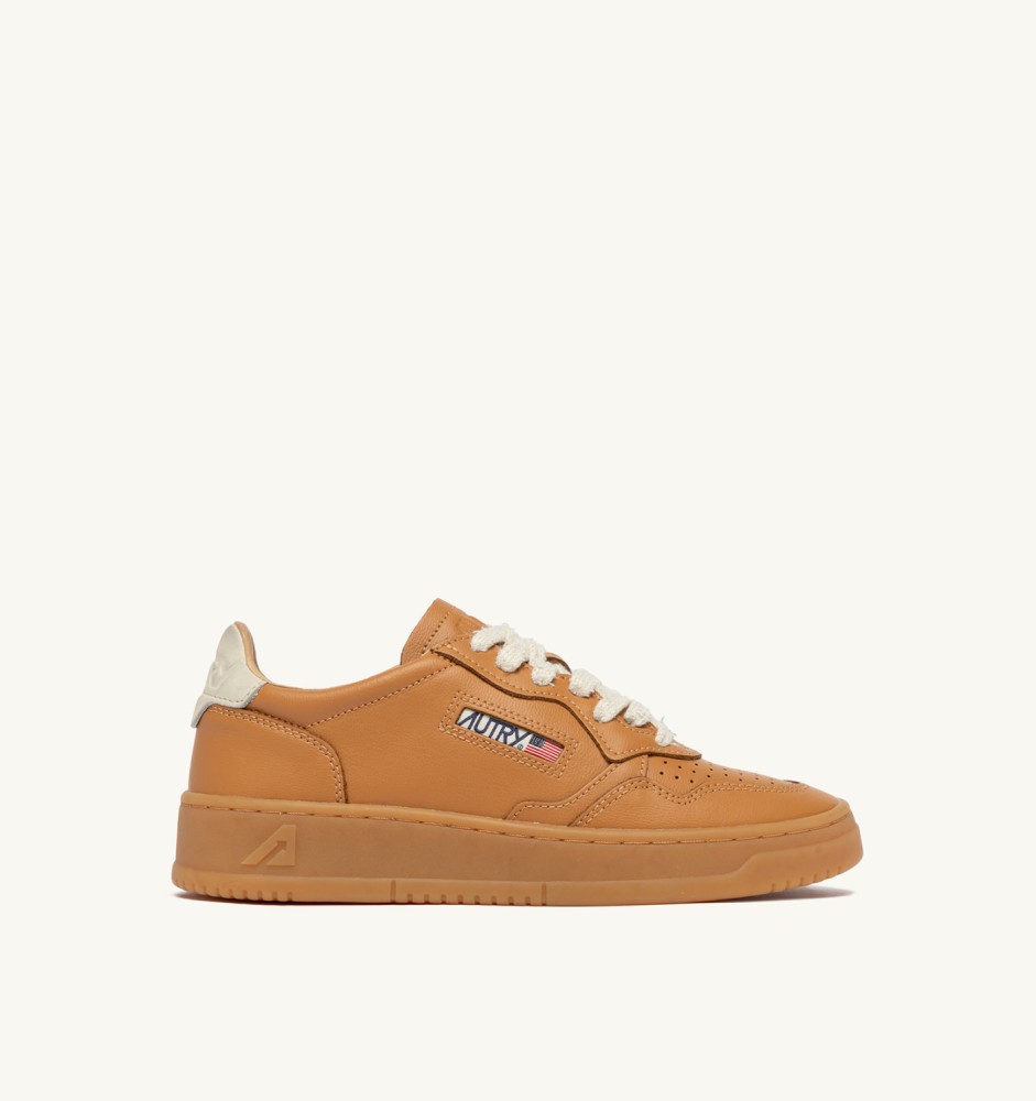 MEDALIST LOW IN COGNAC AND MARSHMALLOW LEATHER