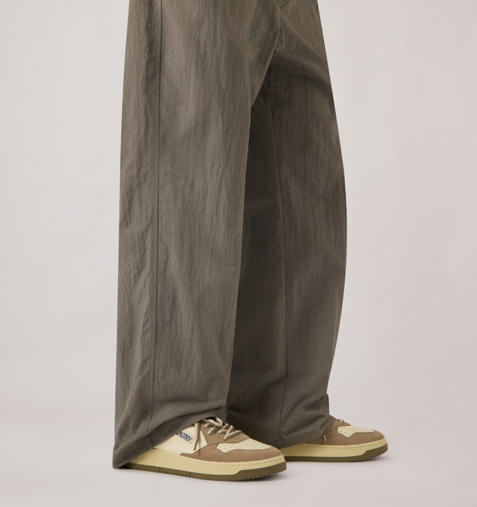 MEDALIST LOW IN COVERT GREEN AND LICORICE LEATHER AND SUEDE