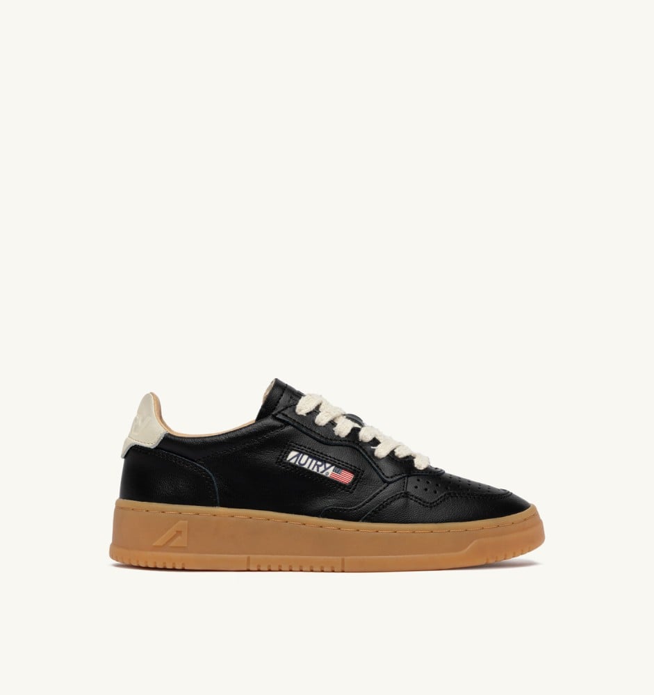 MEDALIST LOW IN BLACK AND MARSHMALLOW LEATHER