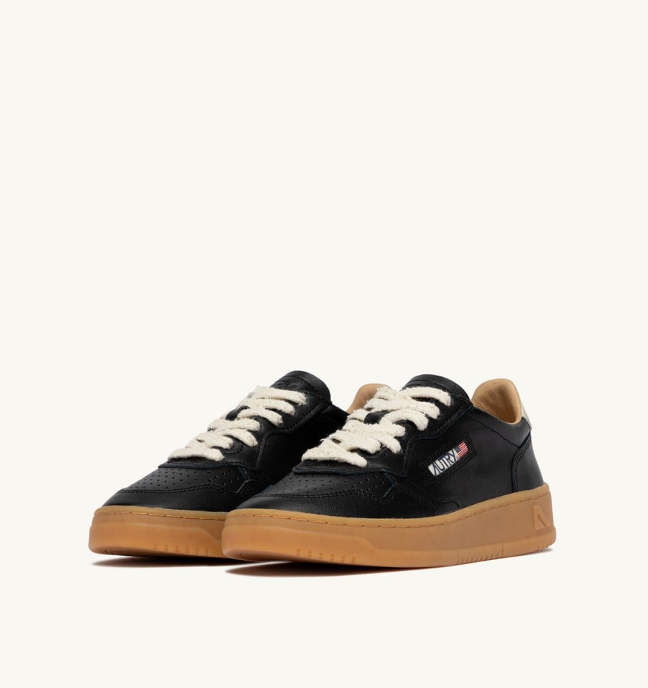 MEDALIST LOW IN BLACK AND MARSHMALLOW LEATHER