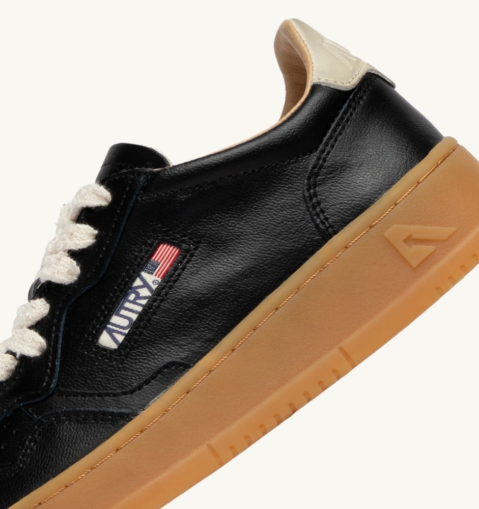 MEDALIST LOW IN BLACK AND MARSHMALLOW LEATHER