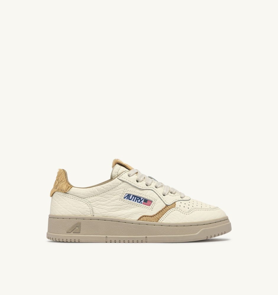 MEDALIST LOW IN SAND LEATHER