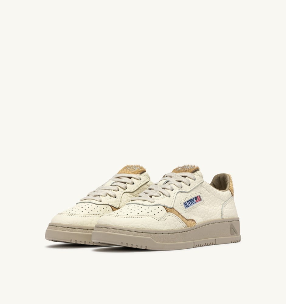 MEDALIST LOW IN SAND LEATHER
