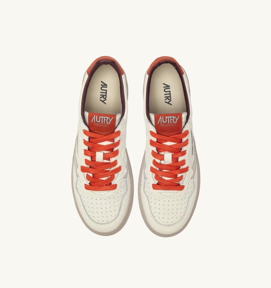 MEDALIST LOW IN SAND AND PUMPKIN LEATHER