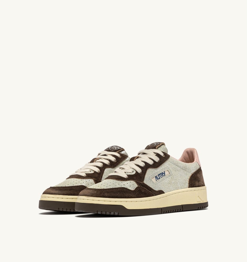 MEDALIST LOW IN SILVER AND MUSTANG SUGAR SUEDE