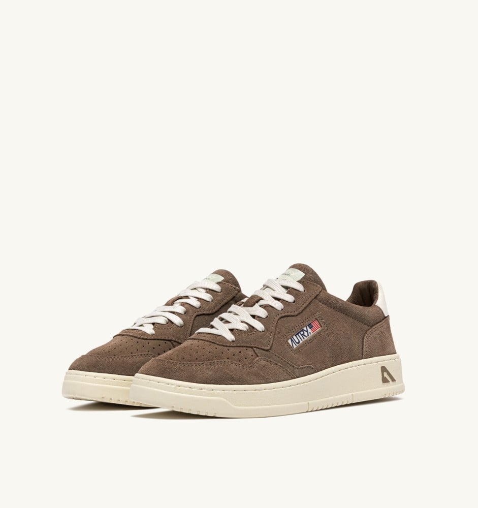MEDALIST LOW IN CIGAR AND WHITE SUEDE