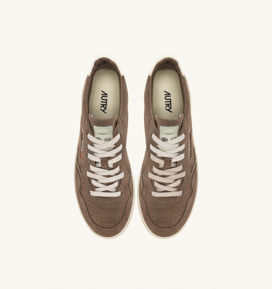 MEDALIST LOW IN CIGAR AND WHITE SUEDE
