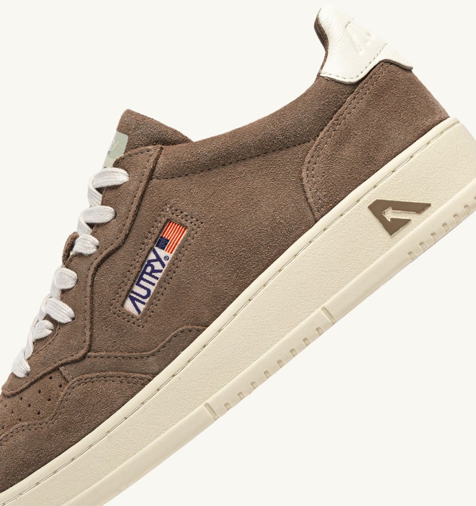 MEDALIST LOW IN CIGAR AND WHITE SUEDE