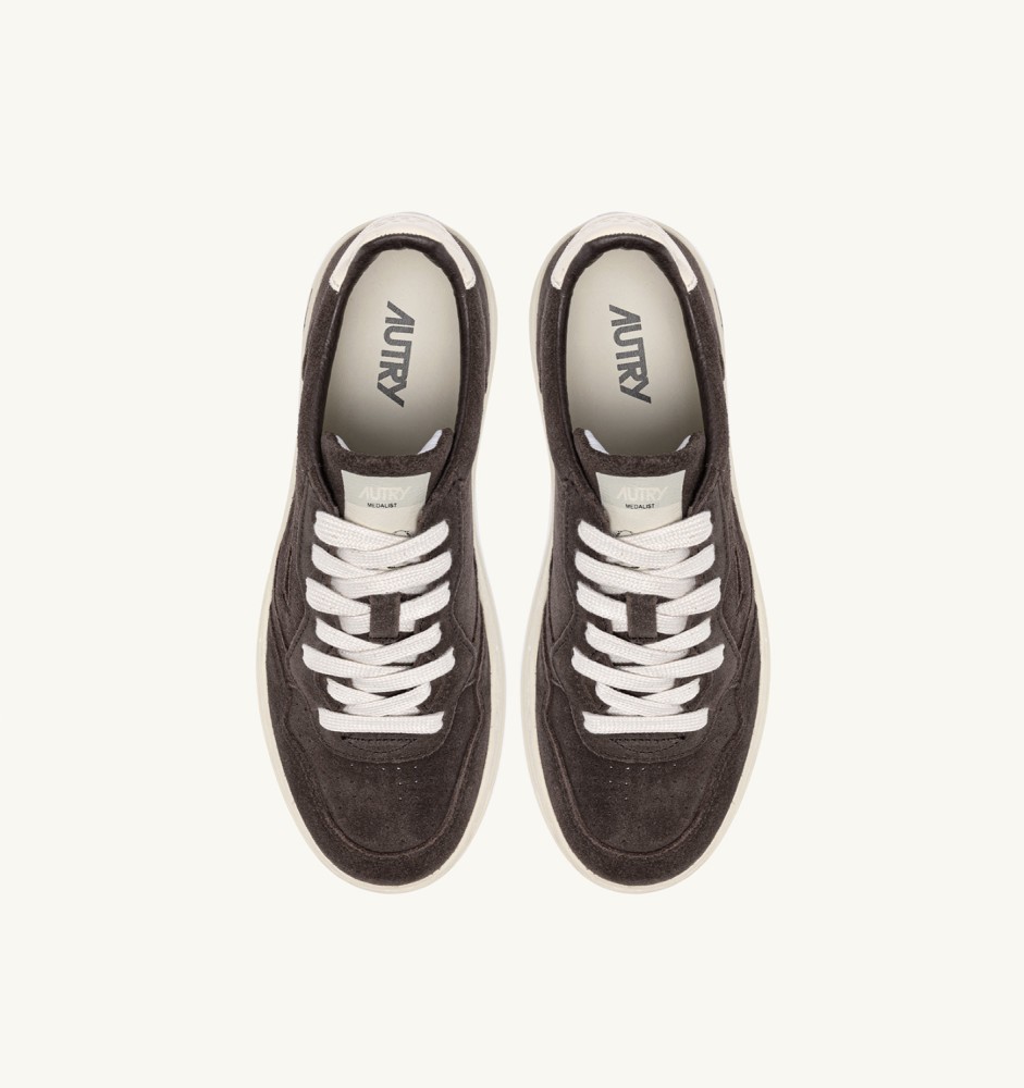 MEDALIST LOW IN MOKA AND OFF WHITE SUEDE
