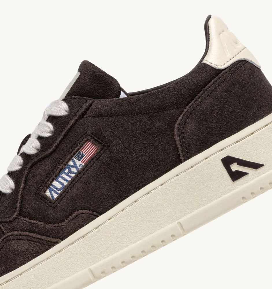 MEDALIST LOW IN MOKA AND OFF WHITE SUEDE