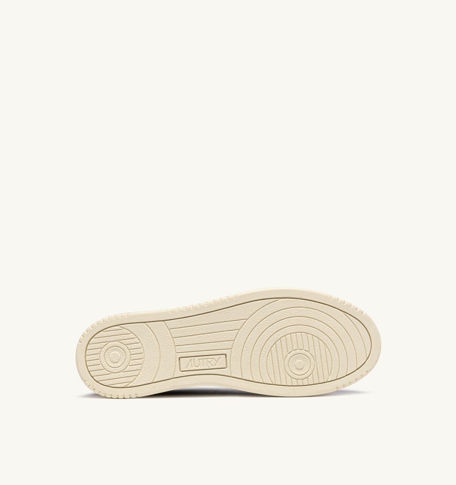 MEDALIST LOW IN SPACE AND WHITE SUEDE