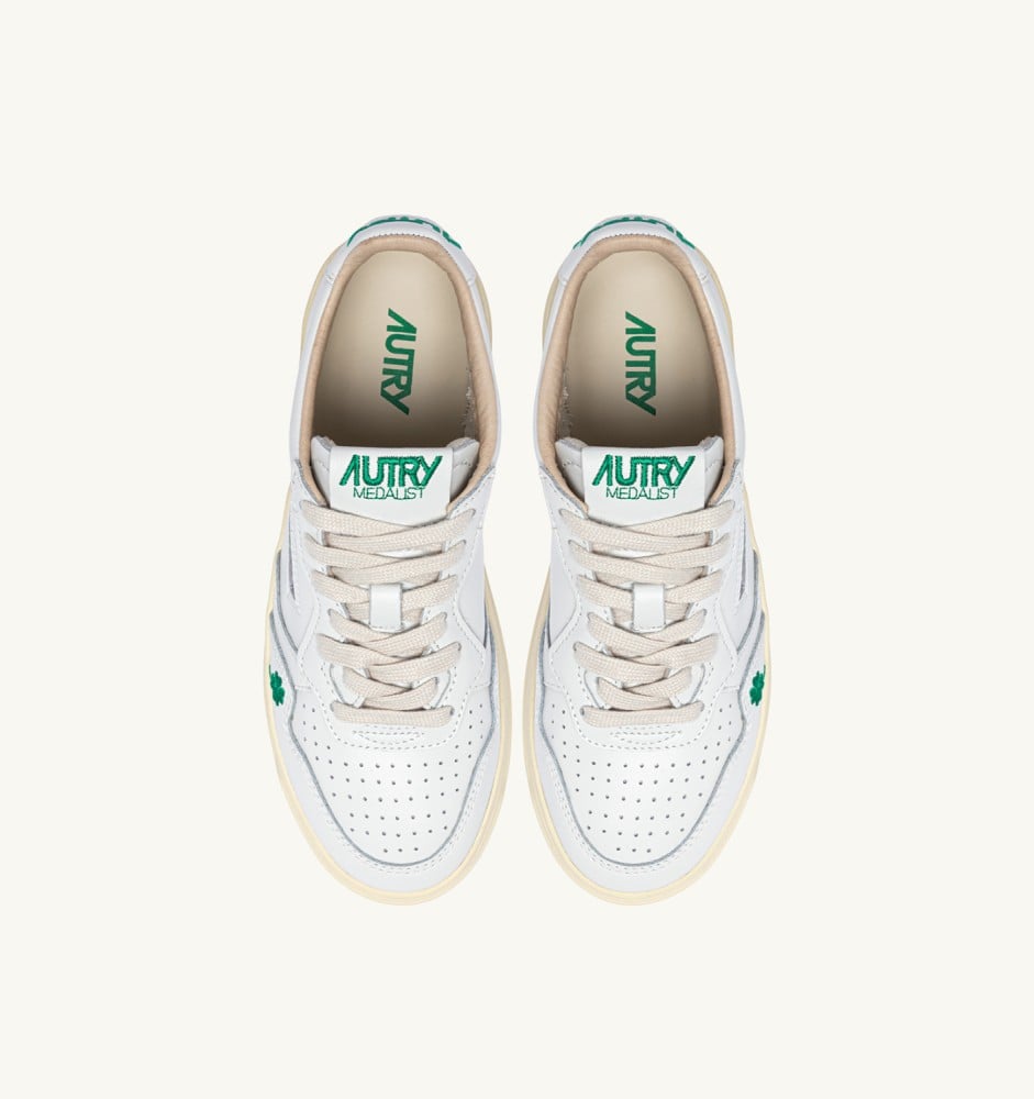 MEDALIST LOW ‘CLOVER’ IN WHITE AND AMAZON LEATHER