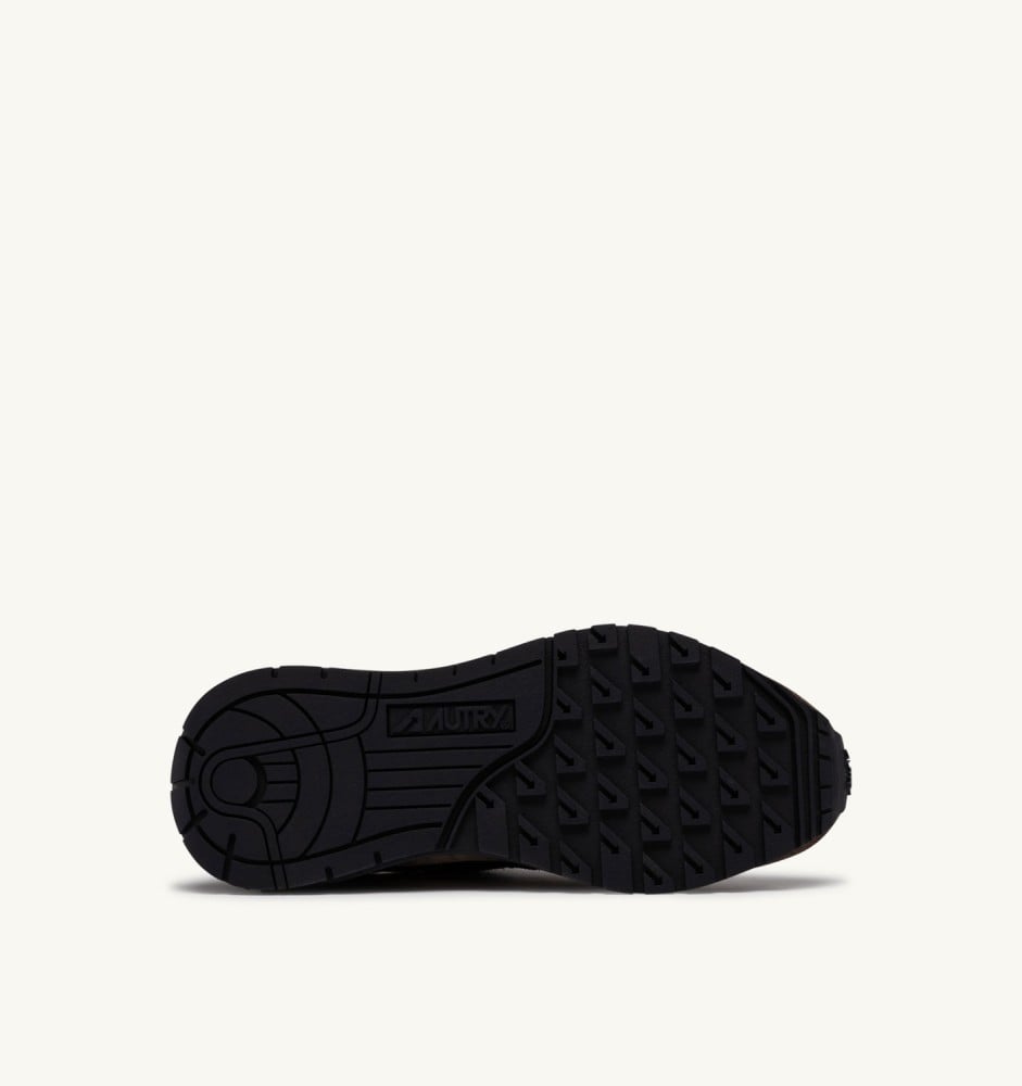 REELWIND LOW IN DARK BARK PEBBLE AND PHANTOM SUEDE AND NYLON