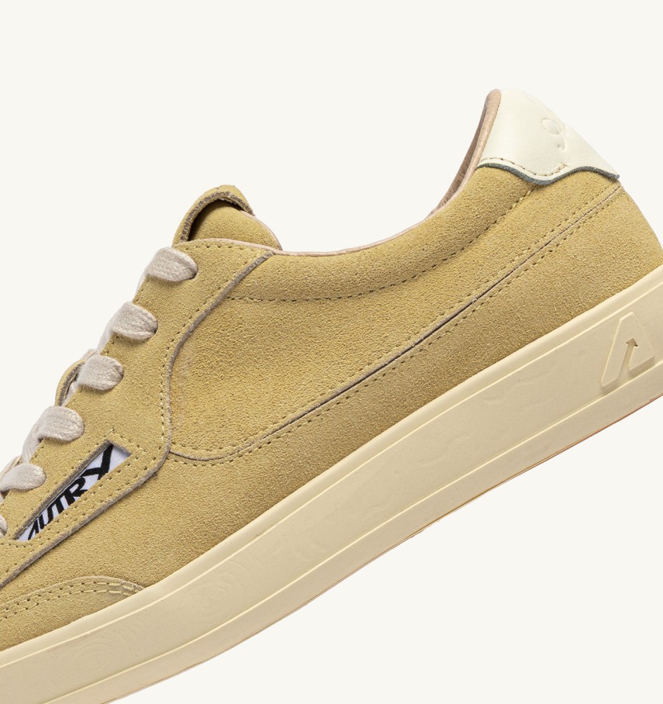 WINDSCAPE LOW IN STRAW AND MARSHMALLOW SUEDE