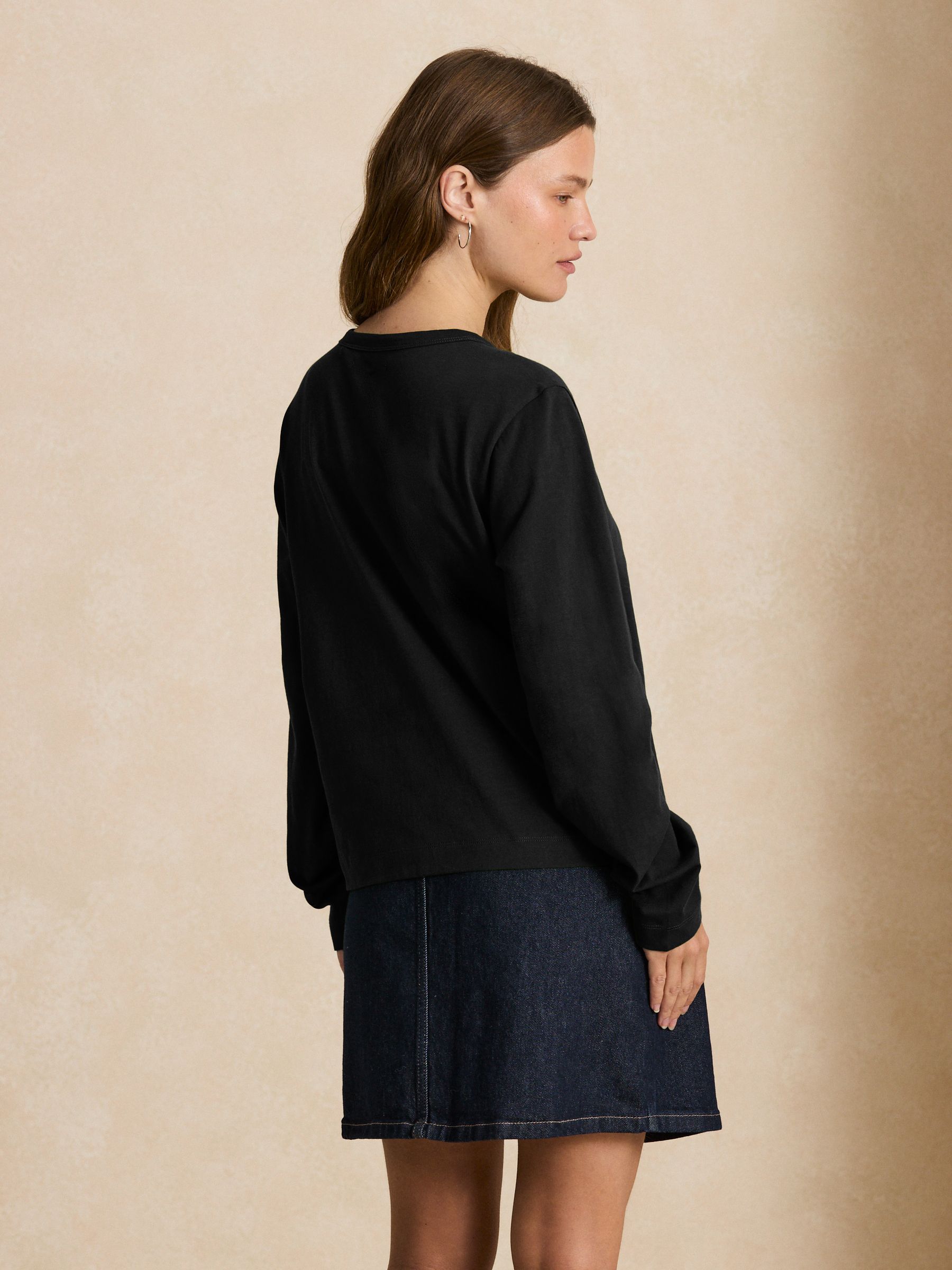 Long Sleeve Crew Neck T-Shirt - Black - Regular - Location Worn