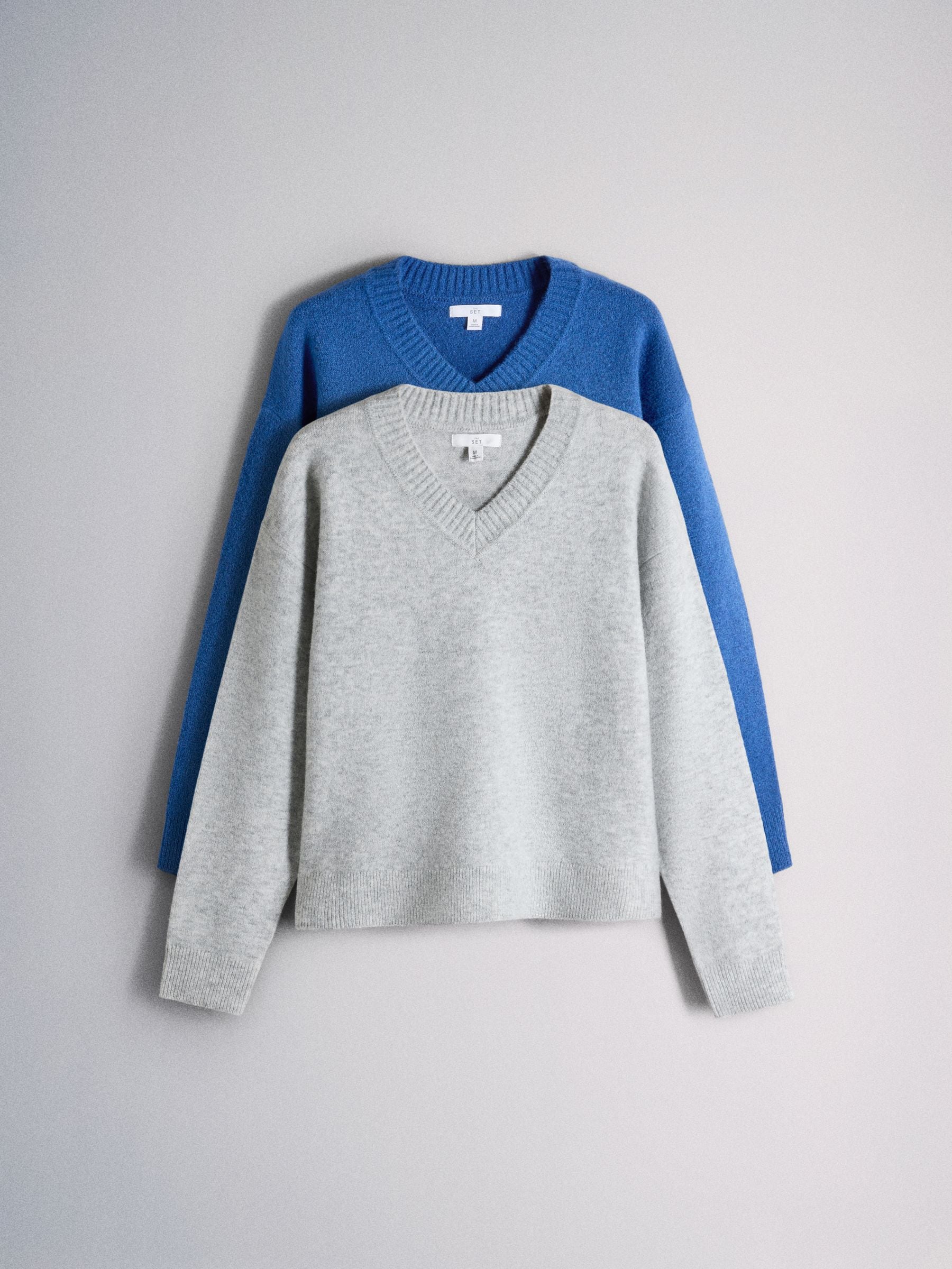 The Set 2 Pack V-Neck Jumpers With Wool - Light Grey Marl Nouvean/Navy - Regular - SIP Still Life