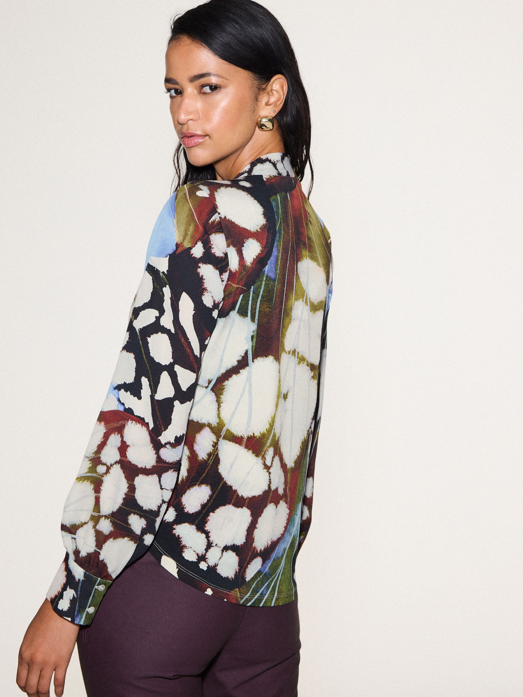 Long Sleeve V-Neck Cuff Top - Blue Animal Print - Regular - Location Worn