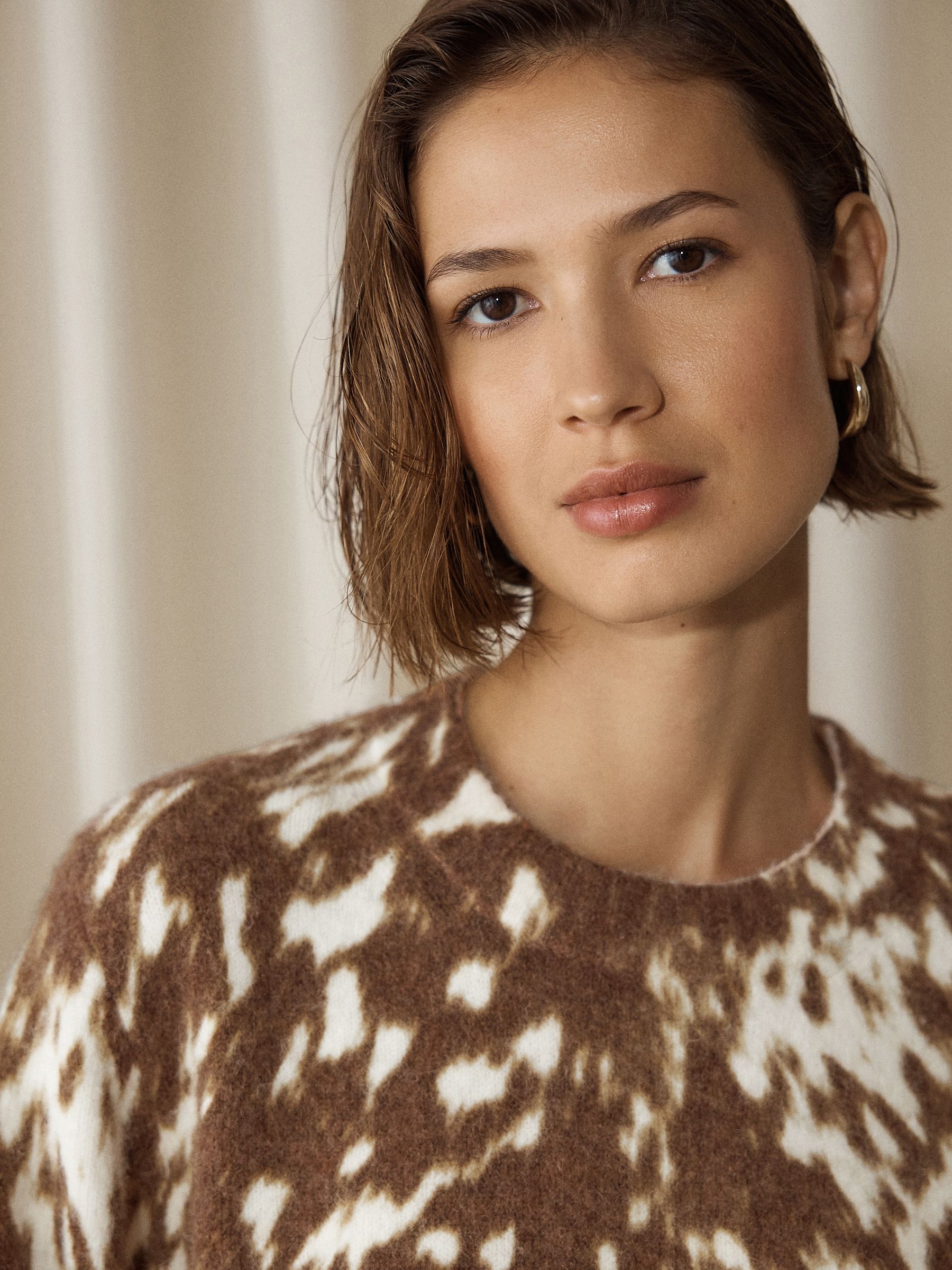 Long Sleeve Crew Neck Knitted Jumper With Wool - Deer Print - Regular - Location Worn