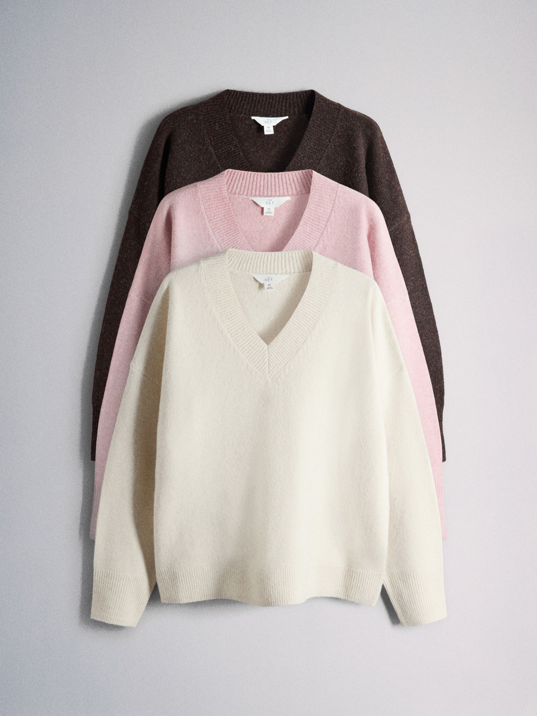 The Set Knitted V-Neck Jumpers With Wool - Soft Pink/Cream/Chocolate Brown - 3 Pack - SIP Still Life