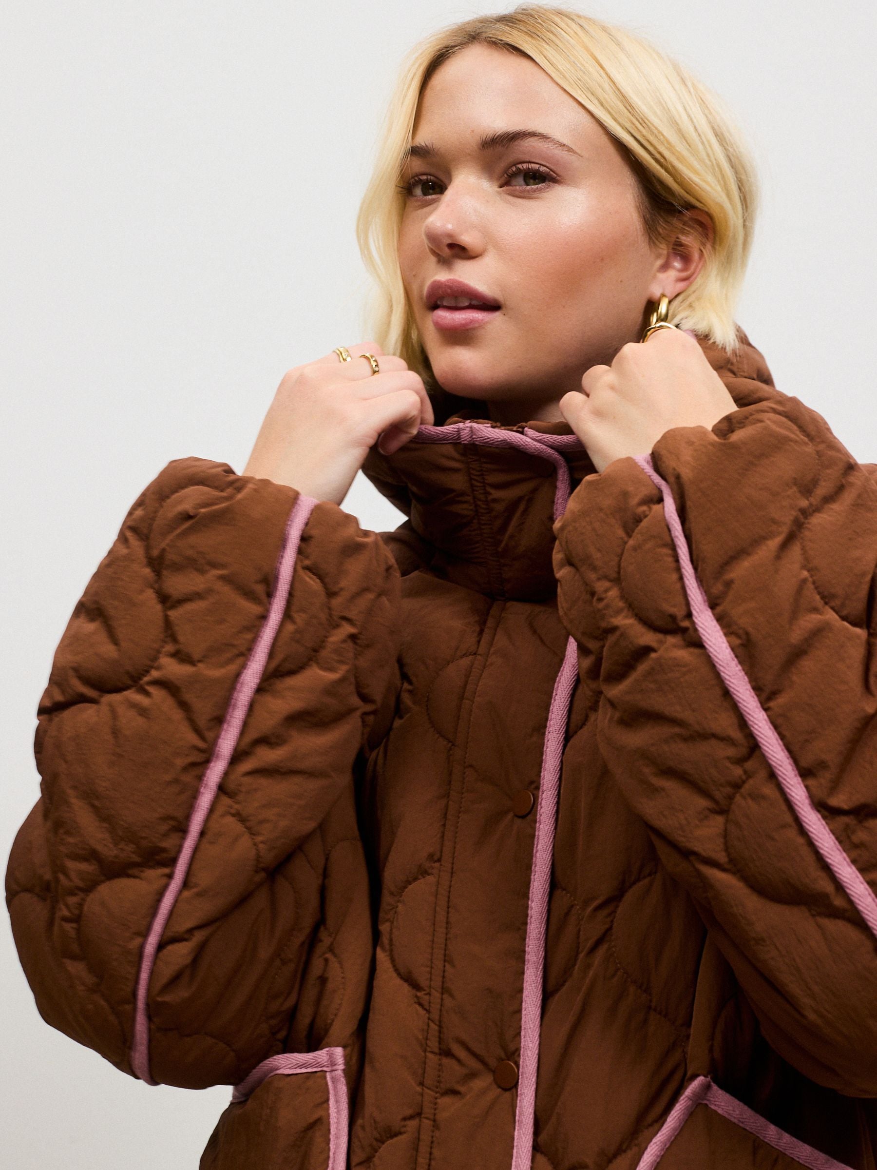 Shower Resistant Lightweight Quilted Jacket - Tan Brown with Pink Piping - Regular - Location Worn