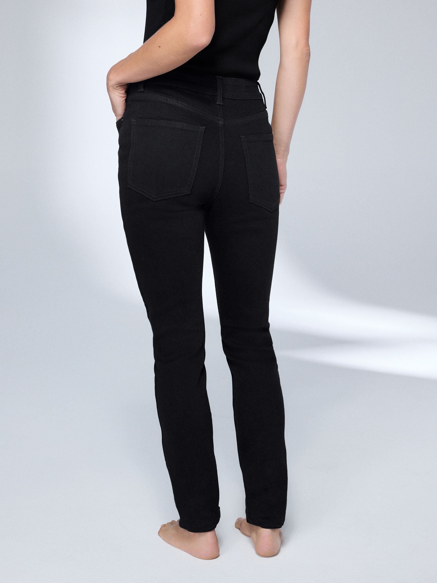 Mid Rise Super soft Stretch Skinny Jeans - Black - Regular - Location Worn