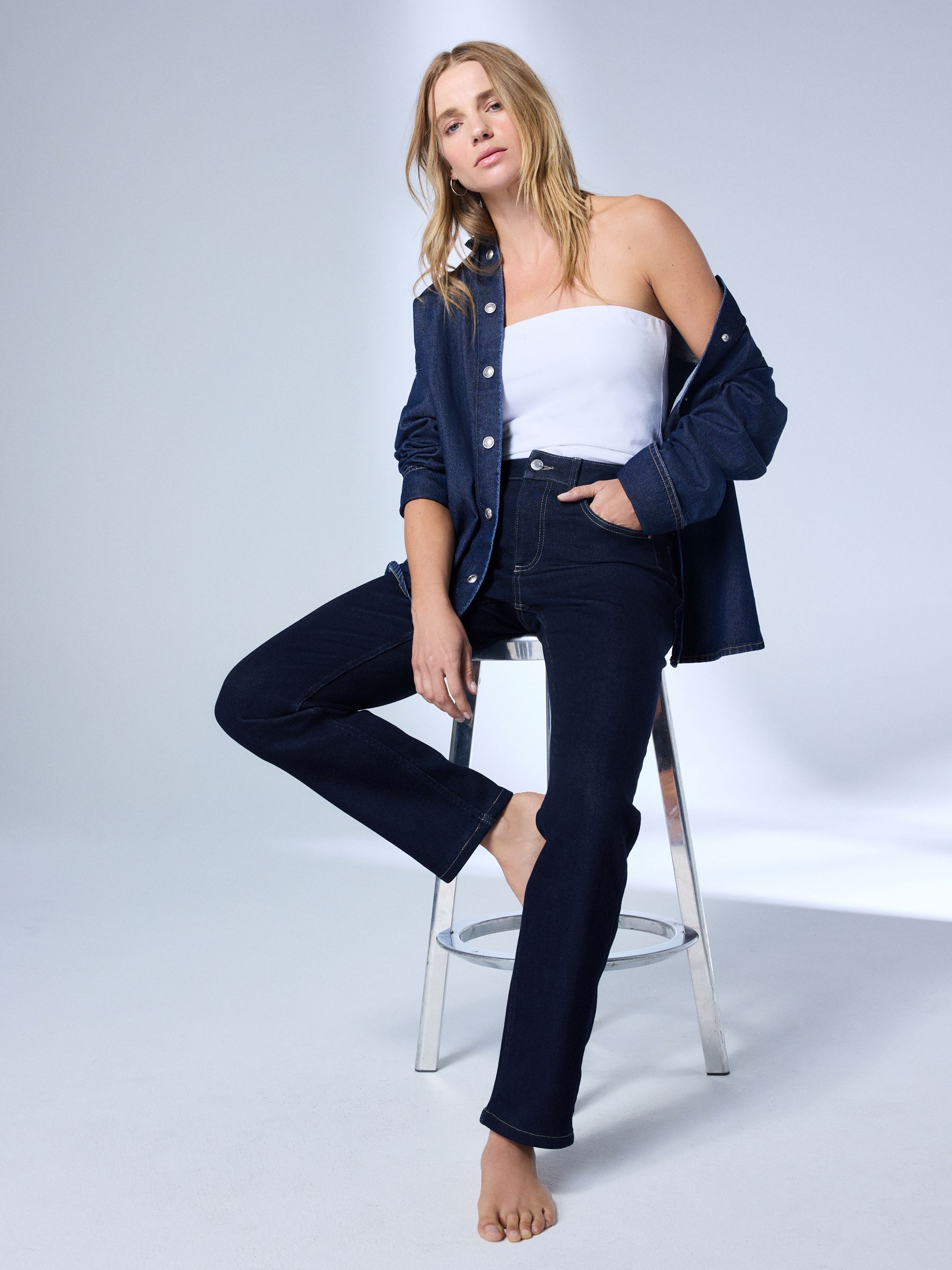 Mid Rise Super Soft Stretch Slim Jeans - Indigo Rinse Blue - Regular - Location Worn