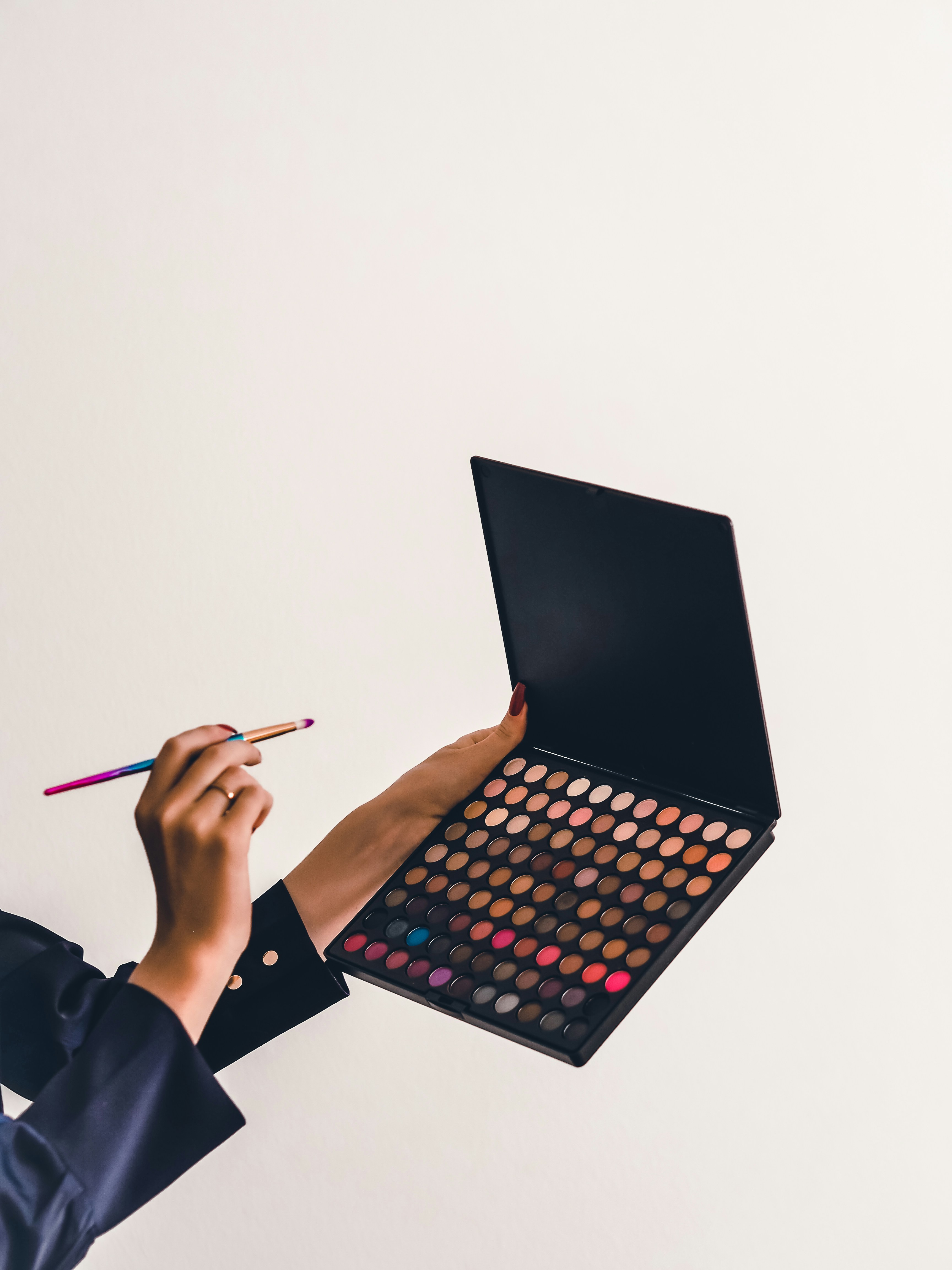 Real chaotic morning makeup moment with messy powder palettes