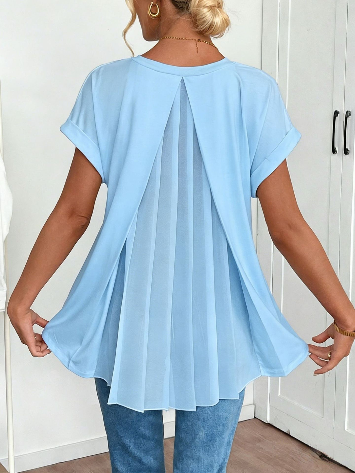 The Perfect Tee for Women Who Want Effortless Style and a Flattering Silhouette.