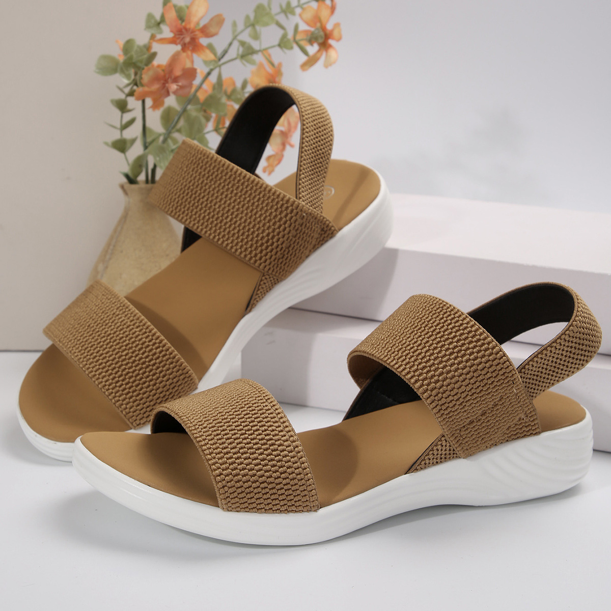 Sandale compensée à brides extensibles, semelle ondulée ergonomique